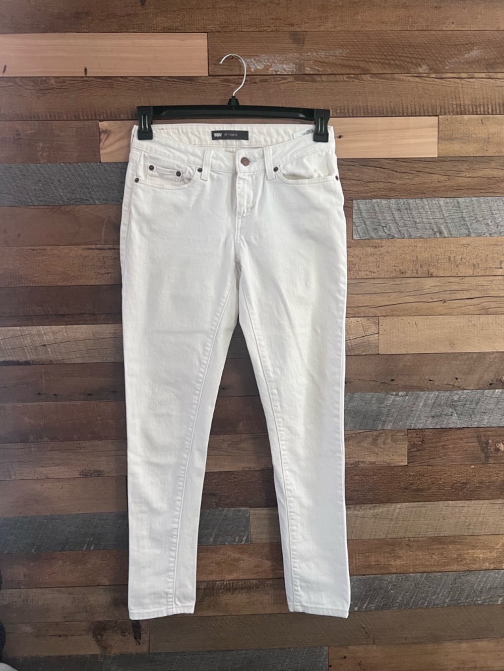 White Women’s Levi Strauss Slim Jeans size W 28 L 32